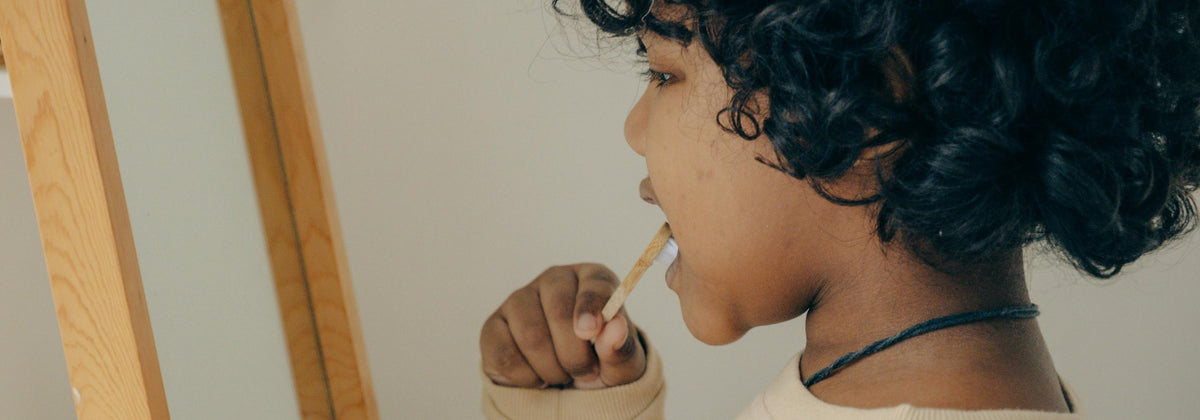 Kind putzt sich mit Zahncreme aus Kokosöl und ohne Fluorid die Zähne. 