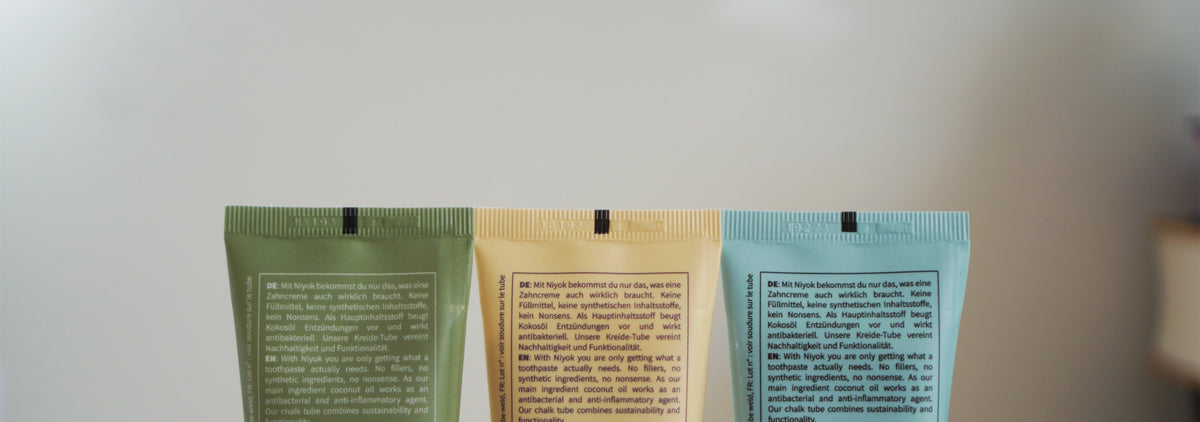 Zahncreme Tuben mit farbiger Markierung auf dem Tubenende