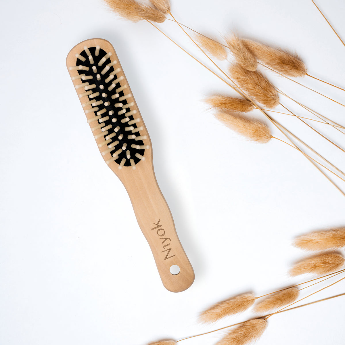 Haarbürste mit Holznoppen (länglich) – schonendes Entwirren & Kopfhautmassage